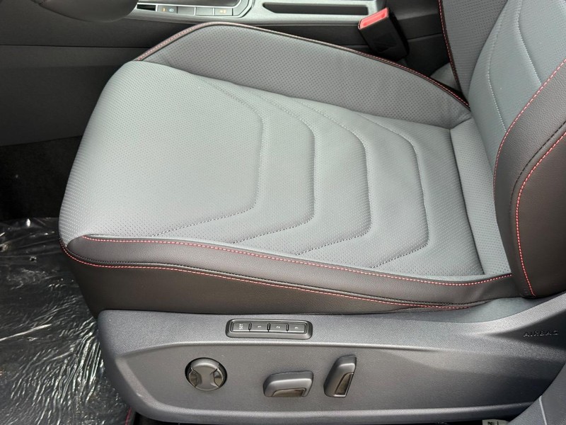 Volkswagen Jetta GLI Vehicle Full-screen Gallery Image 15