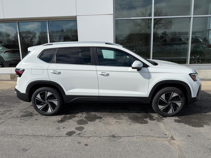 Volkswagen Taos Vehicle Full-screen Gallery Image 2