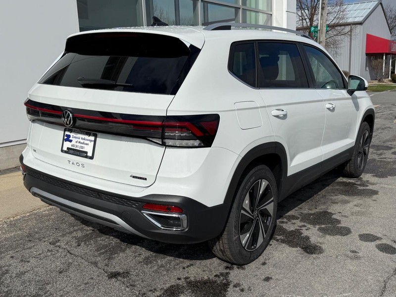 Volkswagen Taos Vehicle Full-screen Gallery Image 3