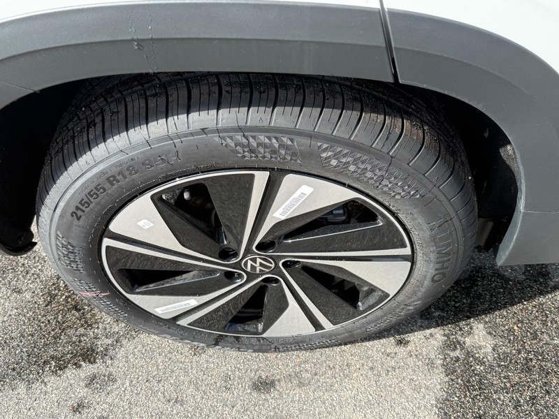 Volkswagen Taos Vehicle Full-screen Gallery Image 4