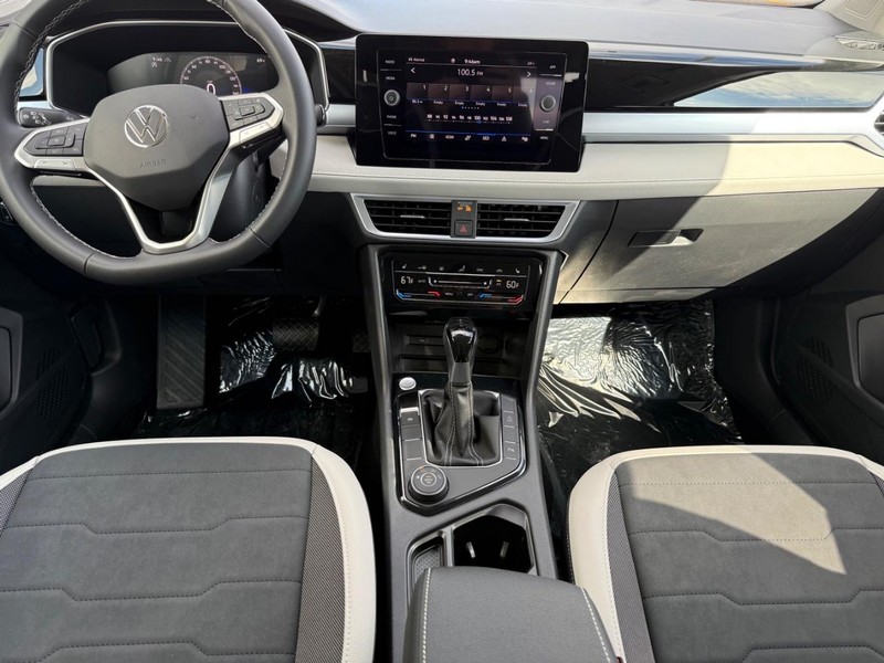 Volkswagen Taos Vehicle Full-screen Gallery Image 6