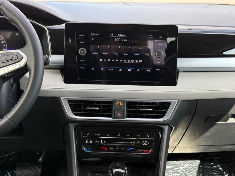 Volkswagen Taos Vehicle Full-screen Gallery Image 7