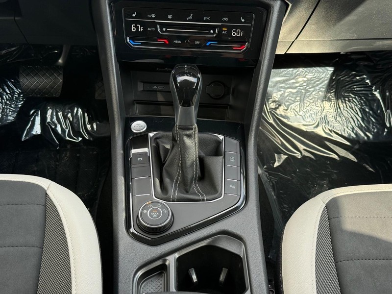 Volkswagen Taos Vehicle Full-screen Gallery Image 8