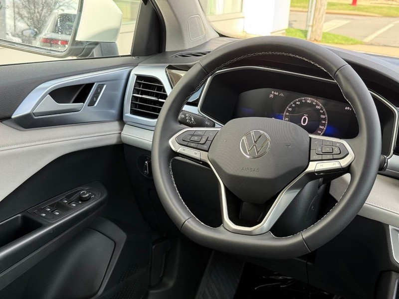 Volkswagen Taos Vehicle Full-screen Gallery Image 9