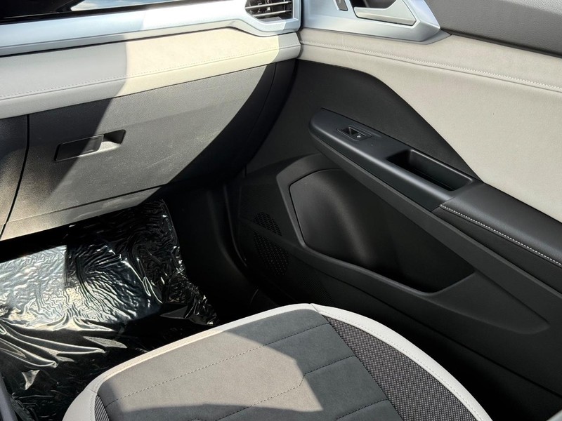 Volkswagen Taos Vehicle Full-screen Gallery Image 10