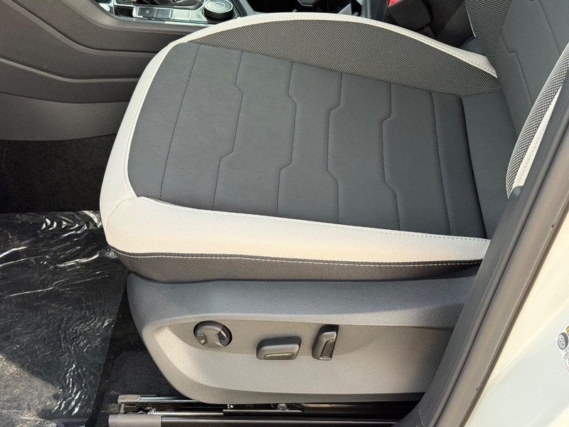 Volkswagen Taos Vehicle Full-screen Gallery Image 16