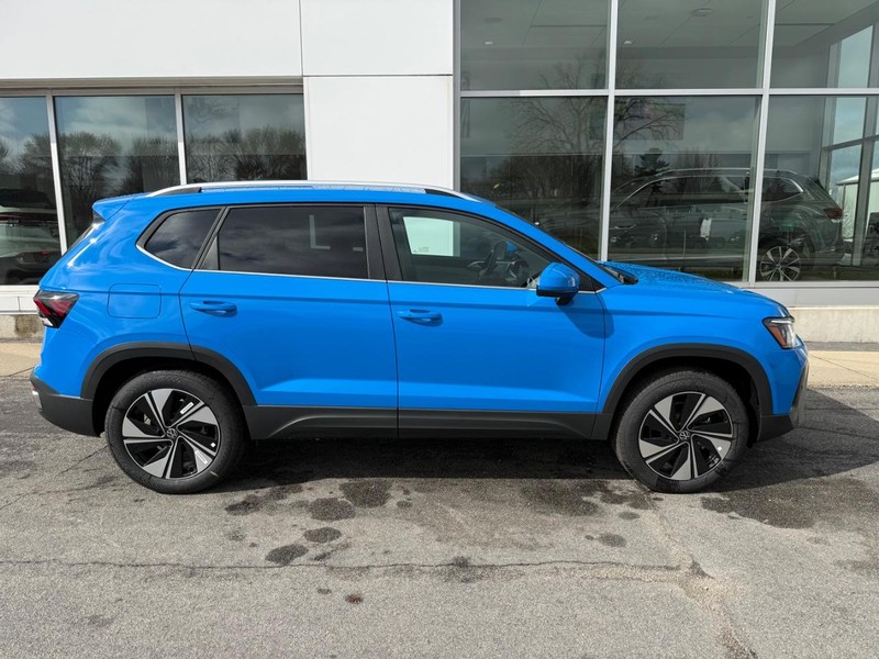 Volkswagen Taos Vehicle Full-screen Gallery Image 2