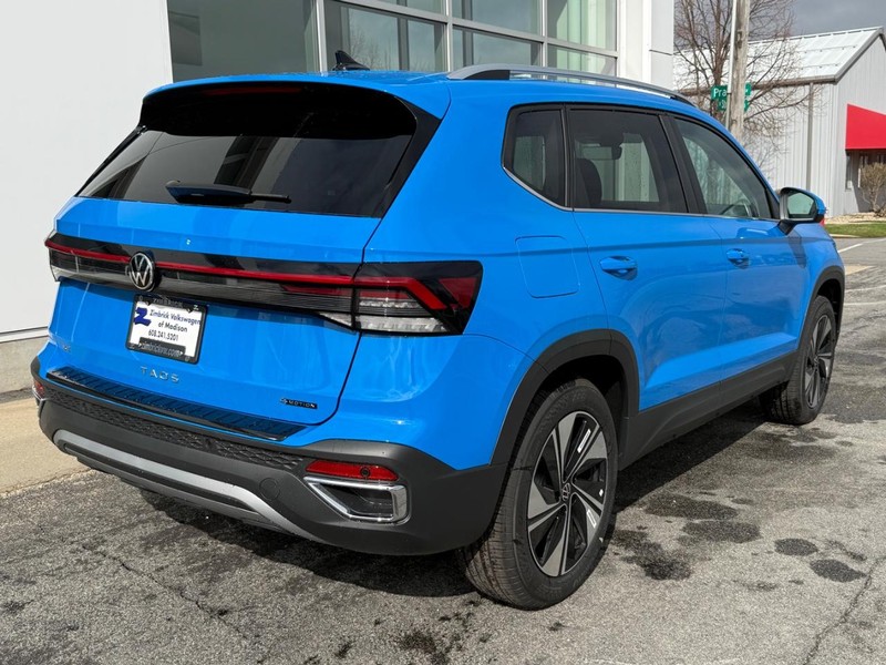 Volkswagen Taos Vehicle Full-screen Gallery Image 3
