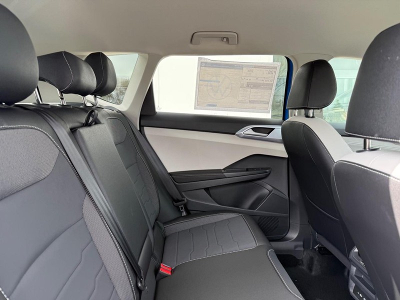 Volkswagen Taos Vehicle Full-screen Gallery Image 5