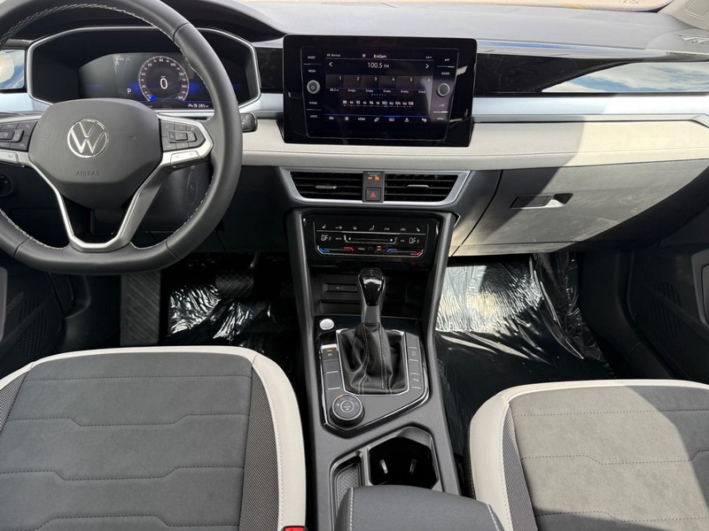 Volkswagen Taos Vehicle Full-screen Gallery Image 6