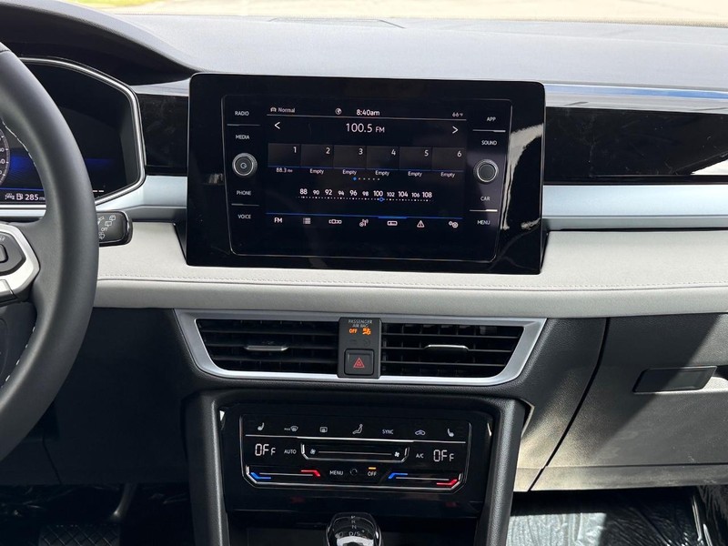Volkswagen Taos Vehicle Full-screen Gallery Image 7