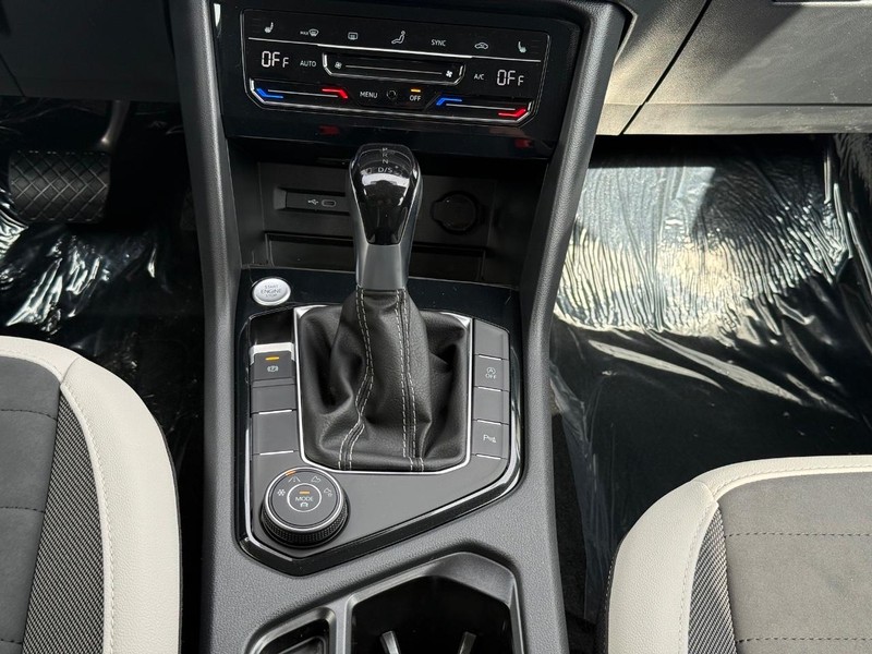 Volkswagen Taos Vehicle Full-screen Gallery Image 8