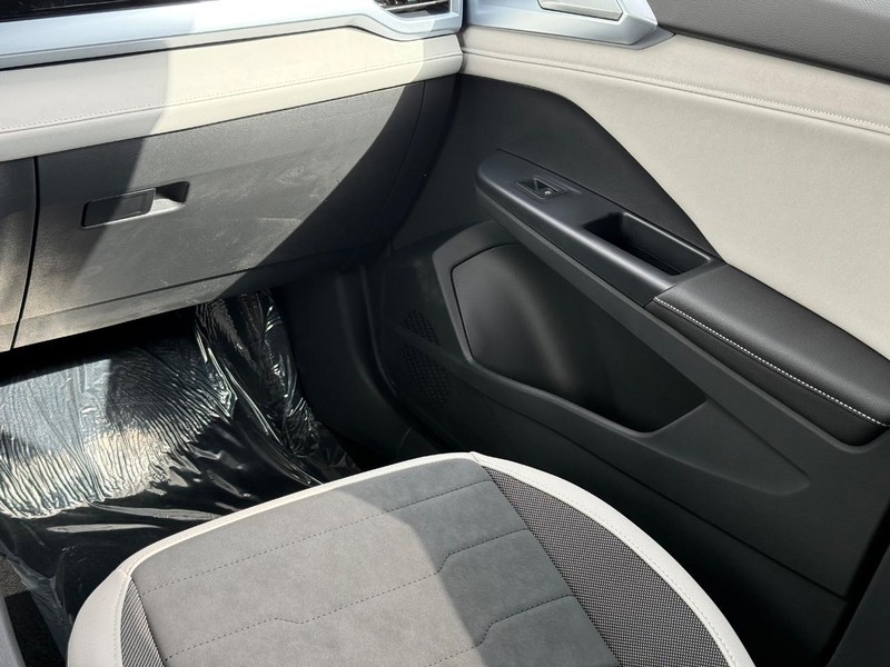 Volkswagen Taos Vehicle Full-screen Gallery Image 10