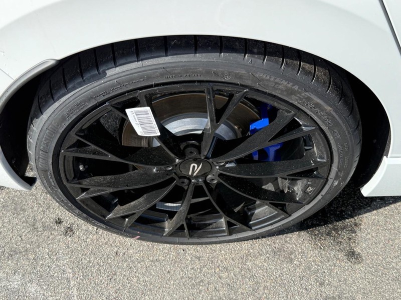 Volkswagen Golf R Vehicle Full-screen Gallery Image 4