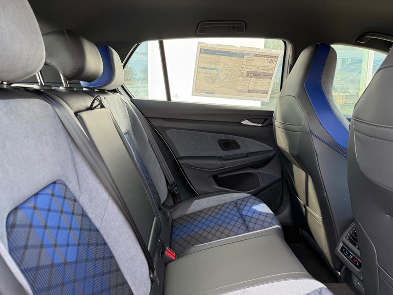 Volkswagen Golf R Vehicle Full-screen Gallery Image 5