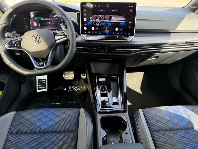 Volkswagen Golf R Vehicle Full-screen Gallery Image 6