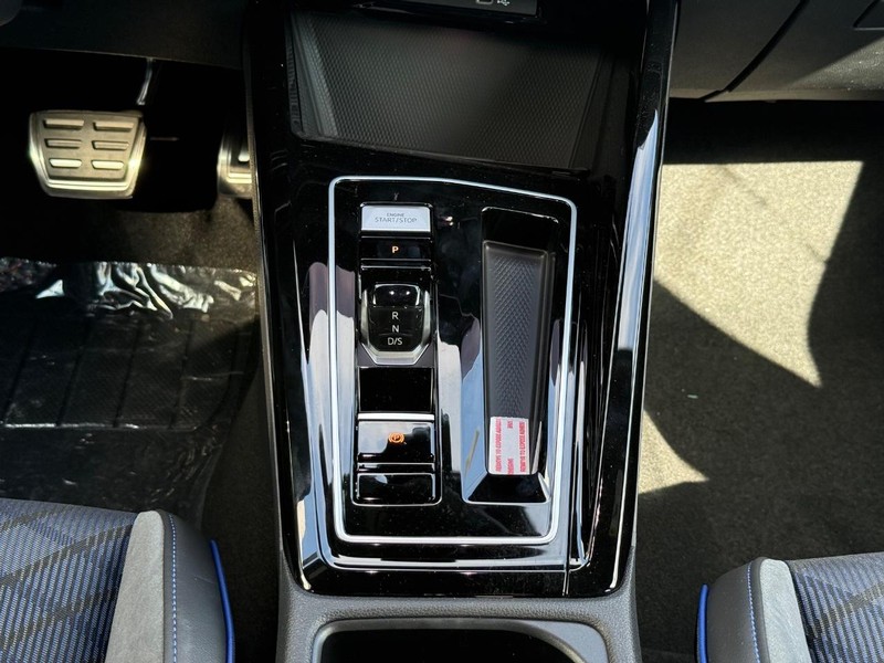 Volkswagen Golf R Vehicle Full-screen Gallery Image 8