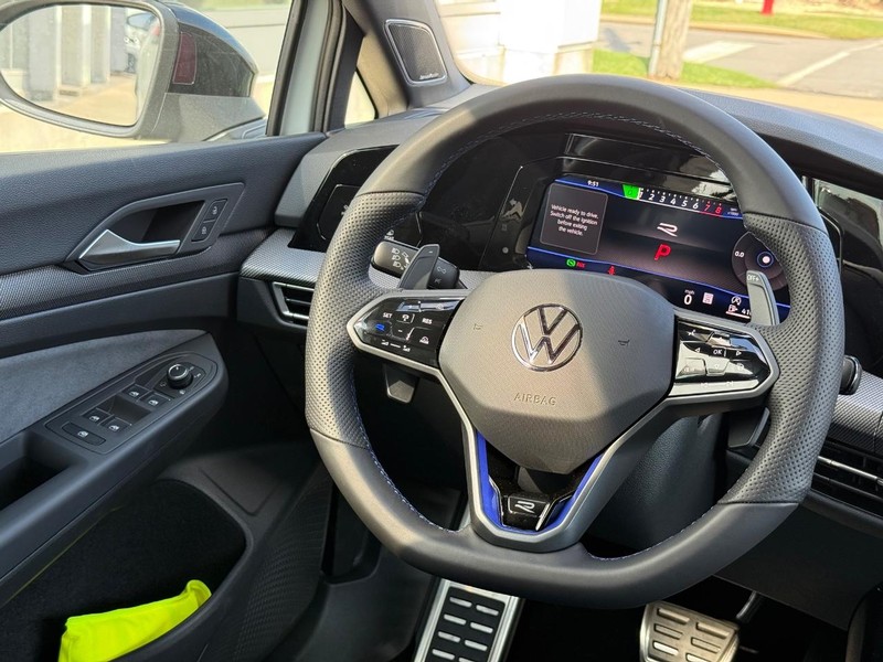 Volkswagen Golf R Vehicle Full-screen Gallery Image 9