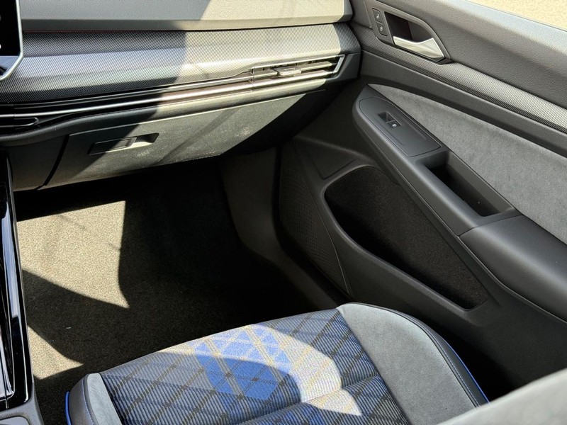 Volkswagen Golf R Vehicle Full-screen Gallery Image 10