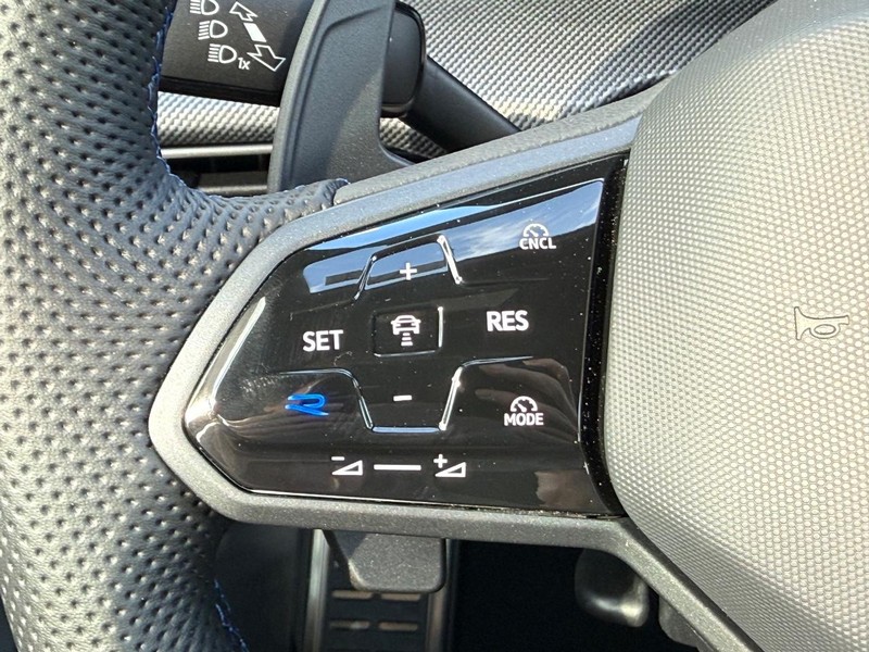 Volkswagen Golf R Vehicle Full-screen Gallery Image 11