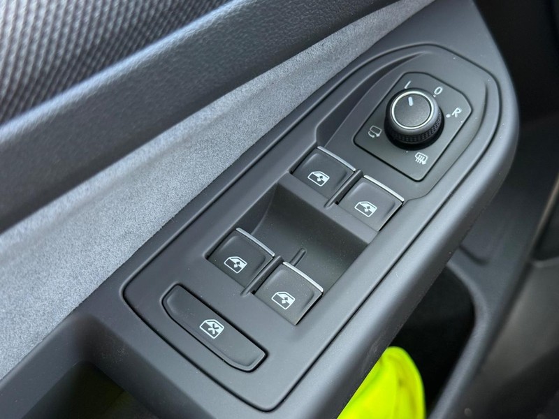Volkswagen Golf R Vehicle Full-screen Gallery Image 15