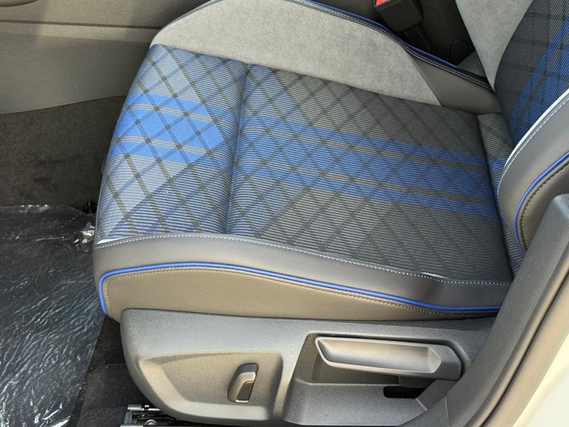 Volkswagen Golf R Vehicle Full-screen Gallery Image 16