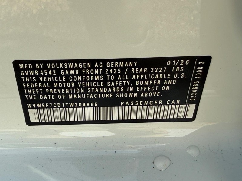 Volkswagen Golf R Vehicle Full-screen Gallery Image 17