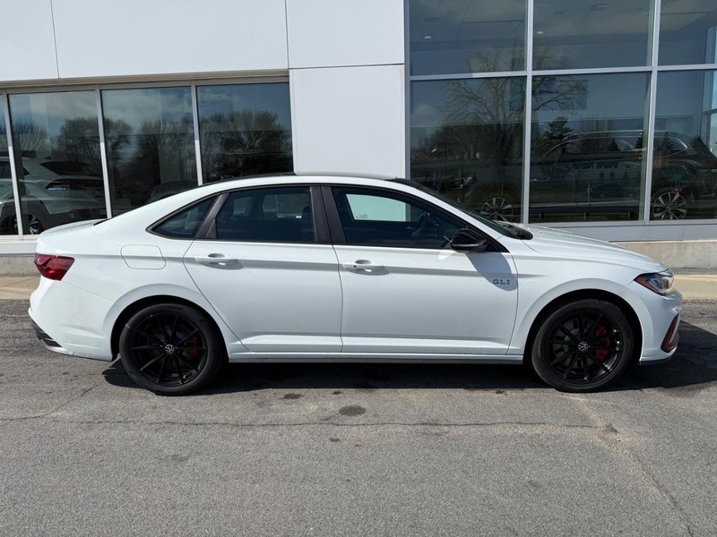 Volkswagen Jetta GLI Vehicle Full-screen Gallery Image 2