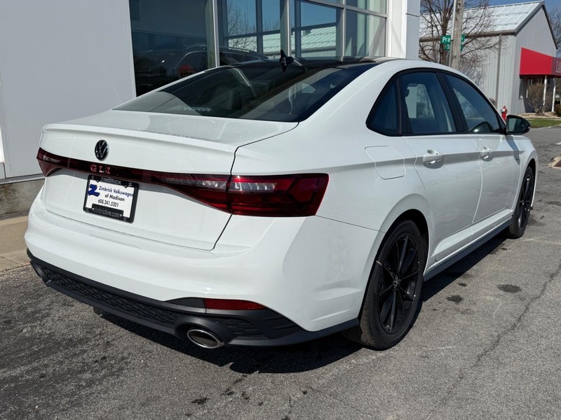 Volkswagen Jetta GLI Vehicle Full-screen Gallery Image 3