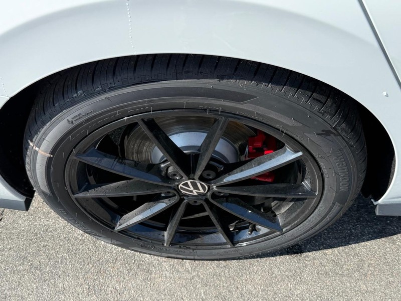 Volkswagen Jetta GLI Vehicle Full-screen Gallery Image 4