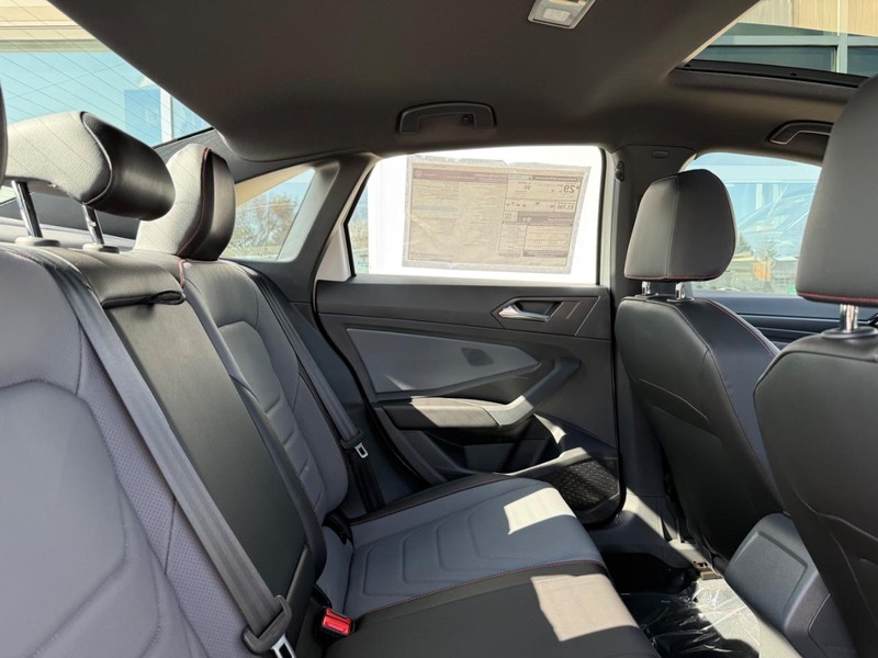 Volkswagen Jetta GLI Vehicle Full-screen Gallery Image 5