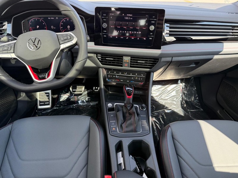 Volkswagen Jetta GLI Vehicle Full-screen Gallery Image 6