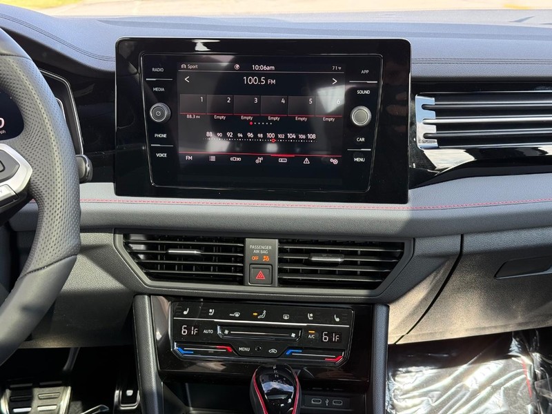 Volkswagen Jetta GLI Vehicle Full-screen Gallery Image 7
