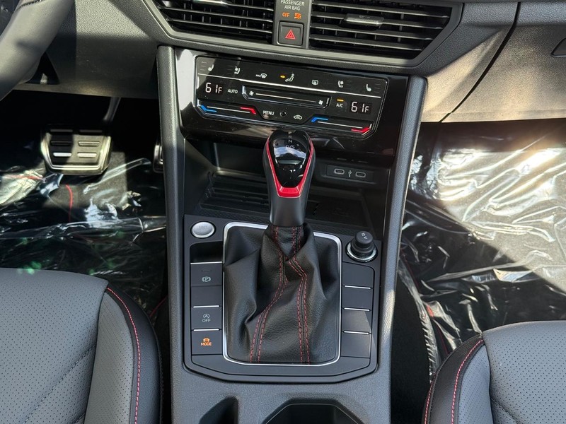 Volkswagen Jetta GLI Vehicle Full-screen Gallery Image 8