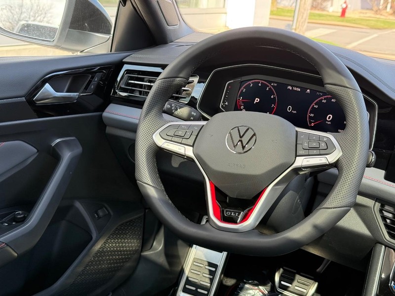 Volkswagen Jetta GLI Vehicle Full-screen Gallery Image 9