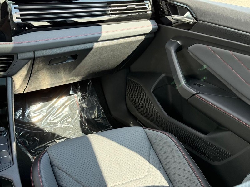Volkswagen Jetta GLI Vehicle Full-screen Gallery Image 10