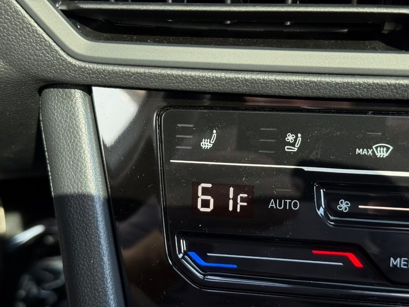 Volkswagen Jetta GLI Vehicle Full-screen Gallery Image 14