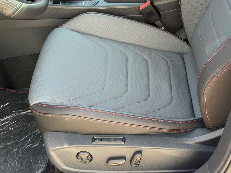 Volkswagen Jetta GLI Vehicle Full-screen Gallery Image 16