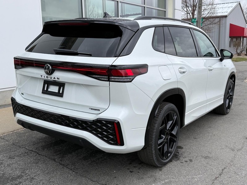 Volkswagen Tiguan Vehicle Full-screen Gallery Image 3