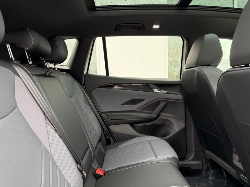 Volkswagen Tiguan Vehicle Full-screen Gallery Image 4