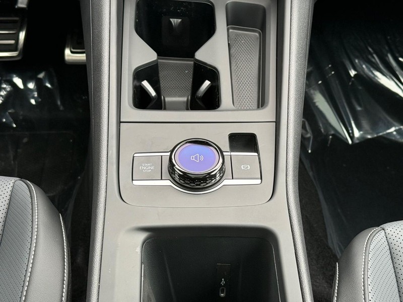 Volkswagen Tiguan Vehicle Full-screen Gallery Image 6