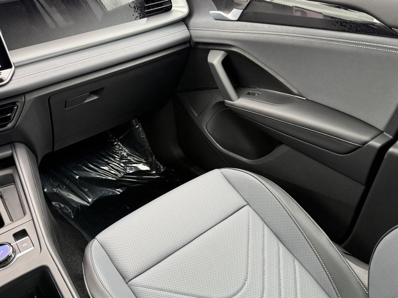 Volkswagen Tiguan Vehicle Full-screen Gallery Image 7
