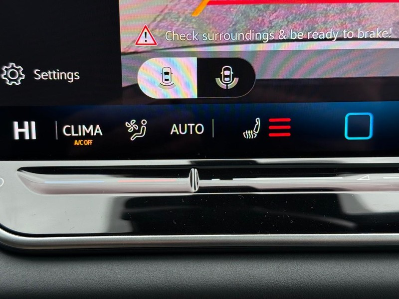Volkswagen Tiguan Vehicle Full-screen Gallery Image 12