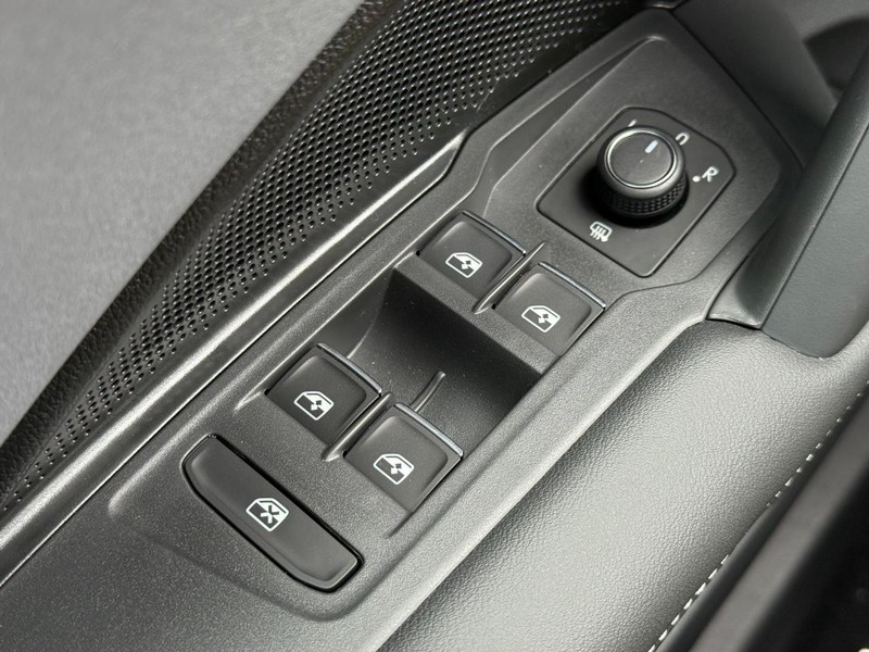Volkswagen Tiguan Vehicle Full-screen Gallery Image 13