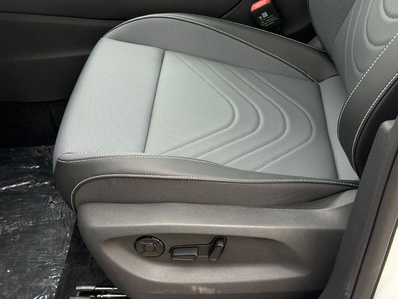 Volkswagen Tiguan Vehicle Full-screen Gallery Image 14