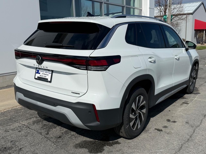 Volkswagen Tiguan Vehicle Full-screen Gallery Image 3