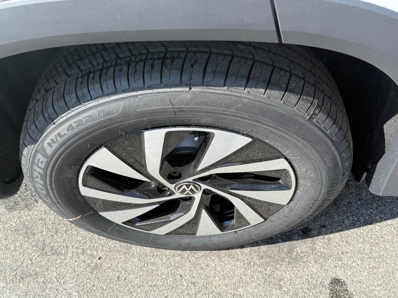 Volkswagen Tiguan Vehicle Full-screen Gallery Image 4