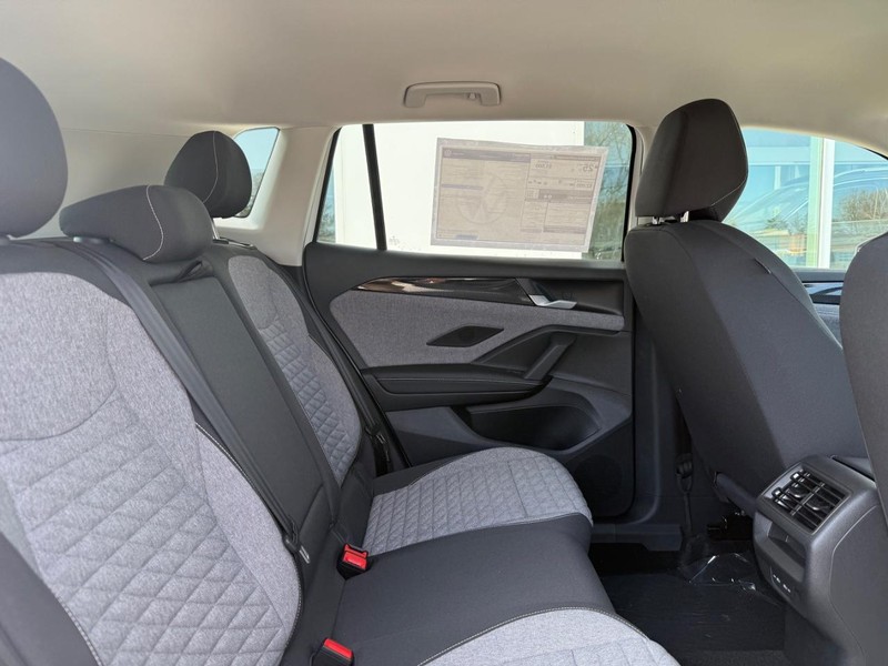 Volkswagen Tiguan Vehicle Full-screen Gallery Image 5