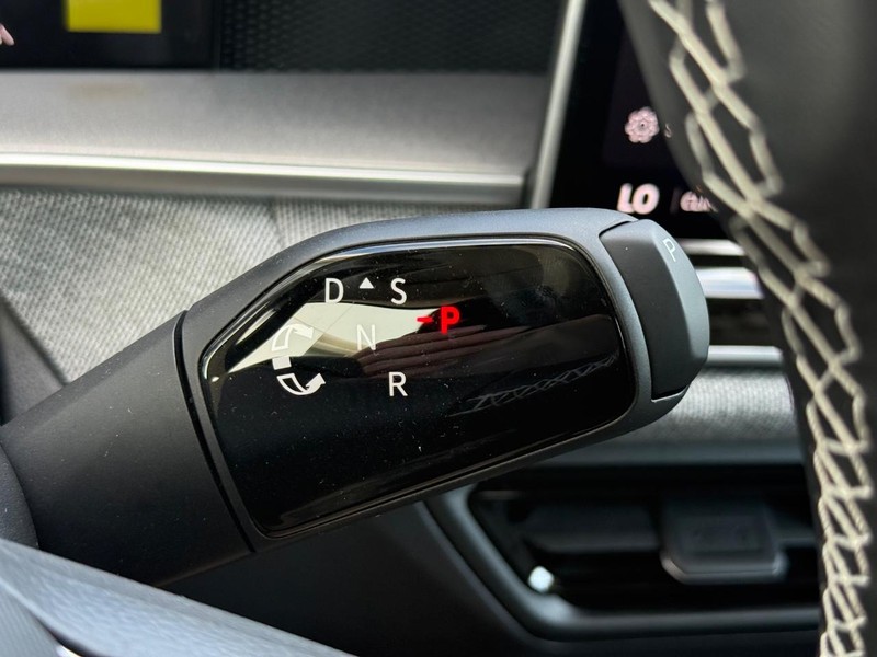Volkswagen Tiguan Vehicle Full-screen Gallery Image 12