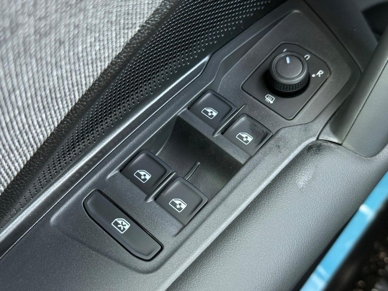 Volkswagen Tiguan Vehicle Full-screen Gallery Image 15